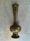 Vază alamă veche, cu &rdquo;cercei&rdquo; de bronz și cu ornamente, h=40 cm si gura 10 cm