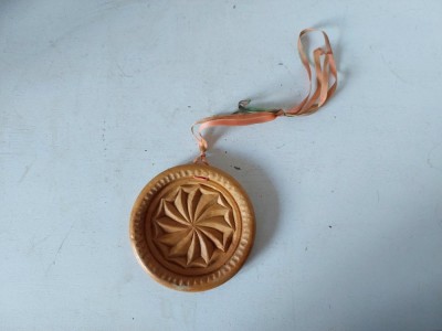 * Matrita / forma prajituri (crafts) de lemn sculptat, simbol radial / soare, simbol solar, cca 8 cm diametru foto