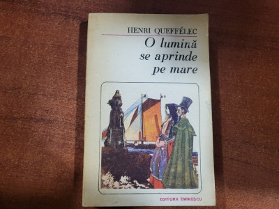 O lumina se aprinde pe mare de Henri Queffelec foto