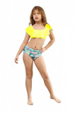 Cumpara ieftin Costum de baie pentru fetite, 2 piese, sutien cu volane, si slip modern, 2T, 18-24 luni, 80 cm, imprimeu floral alb cu galben, perfect pentru plaja sa, Oem