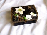 Cutie lemn decorata cu flori albe 37057