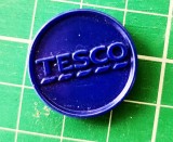 Jeton caritabil Tesco plastic albastu 2 cm avers inscriptionat in pozitiv revers concav cerc
