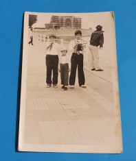 Fotografie veche anii 1970 elevi - scolari - pionieri - pe faleza la Constanta