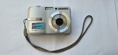 APARAT FOTO DIGITAL SAMSUNG S760/ 7,2 MP FUNCTIONEAZA CU 2 BATERII AA SAU ACUMULATORI . foto