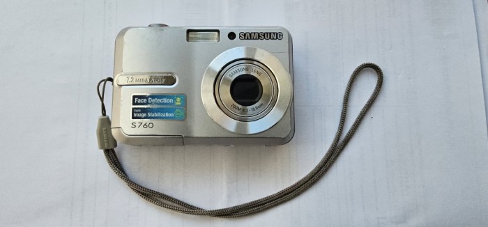 APARAT FOTO DIGITAL SAMSUNG S760/ 7,2 MP FUNCTIONEAZA CU 2 BATERII AA SAU ACUMULATORI .