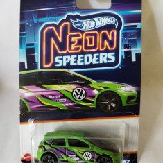 bnk jc Hot Wheels 2023 - Volkswagen Golf Mk7 - Neon Speeders 2/8