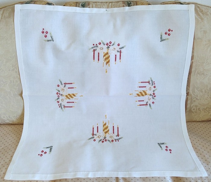 Fata de masa Vintage din bumbac cu broderie manuala in cruciulite - Craciun
