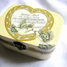 Cutie cu porumbei albi pe medalion sub forma de inima, cutie bijuterii 27583