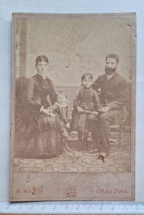 Cabinet photo Karl Hahn &ndash; Crajowa (Craiova) &ndash; c. 1880&ndash;1890 &ndash; familie, 10,8&times;16,5 cm