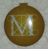 CY Insigna (ecuson intrare) "Muzeul Metropolitan de Arta MMA New York" din tabla emailata / culoare "mustar" (culoare RARA) / D: 2,50 cm 1,50 g Stare!