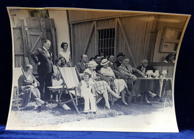 SPECTATORI LA TURNEUL DE TENIS , PE BANCI , SEZLONGURI SI FOTOLII , FOTOGRAFIE MONOCROMA, CU OCAZIA CEFERIADEI 1940 foto