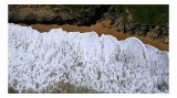 Tablou Canvas, "Valurile mării &icirc;mbrățiș&acirc;nd țărmul st&acirc;ncos", Spumă, Valuri, Plajă, Nisip, St&acirc;nci, Vegetație, Coastă, Ocean, Nature, Persepectivă, Aeria