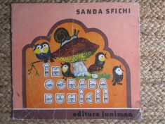 Carte pentru copii - in ograda bunicii - de sanda sfichi - din anul 1984 foto