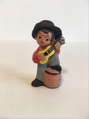 Figurina miniatura ceramica baiat cu chitara, 5.5cm, decor, colectie foto