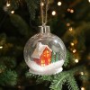 Glob pentru Bradul de Craciun LED, Flippy, Model A, Glob Transparent cu Figurina Casa si Braduti iluminat LED, Diametrul 10 cm, Baza Solida, Transpare