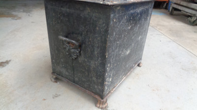 Lada, cutie veche din metal foto