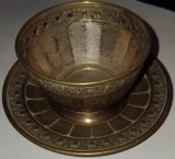 CY - Set deosebit si foarte vechi: cescuta (lipsa toarta; H = 4,50 cm) &amp; farfurioara (D = 9 cm) / alama argintata, cu o patina minunata / fara marcaje