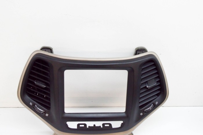 Ornament capac ecran navigație JEEP CHEROKEE KL 2015 OEM: P68143781AB,1WG57TRMAC,68143781AB,1WP091S5AD,1WG58TRMAC 17944325
