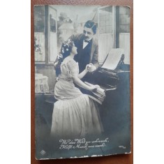 Carte postala, femeie la pian, perioada interbelica