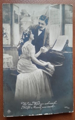 Carte postala, femeie la pian, perioada interbelica foto