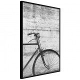 Poster - Bicycle Leaning Against the Wall, cu Ramă neagră, 20x30 cm