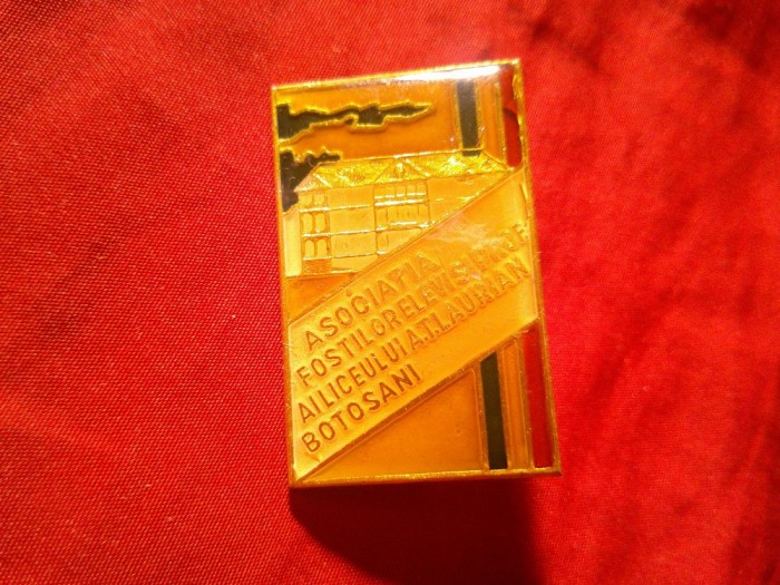 Insigna Asociatia fostilor Elevi si Profesori ai Liceului A.T.Laurian Botosani ,metal si email , dim.=4x2.5cm