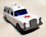 Mercedes Benz &quot;Binz&quot; Ambulance - Matchbox, 1:64