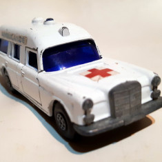 Mercedes Benz "Binz" Ambulance - Matchbox