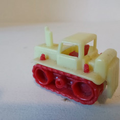 Tractor Faur miniatura, jucarie romaneasca veche, 4 cm, anii 80, plastic