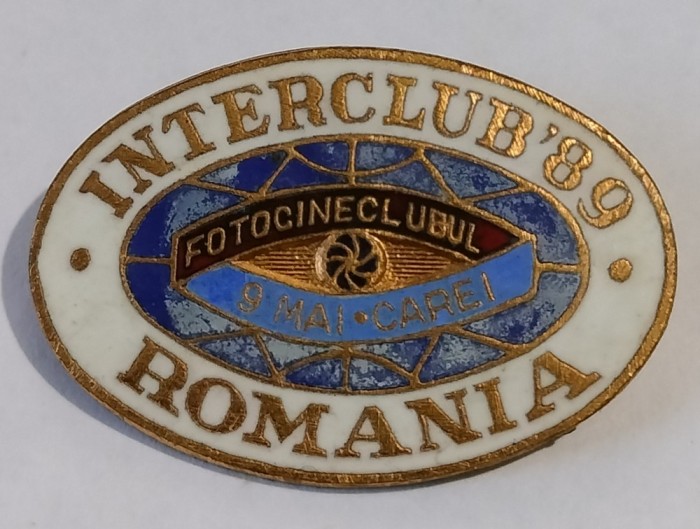 INSIGNA FOTOCINECLUBUL 9 MAI CAREI INTERCLUB 89 ROMANIA FOTOGRAFIE CINEMATOGRAFIE ARTA CULTURA ( CITITI DESCRIEREA )