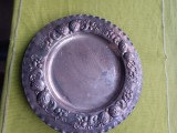 Deosebita tava argintata, decor floral in relief, provenienta suedeza