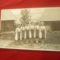 Fotografie cu 6 Tinere in costume populare romanesti