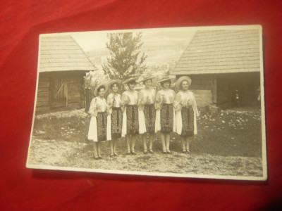 Fotografie cu 6 Tinere in costume populare romanesti foto