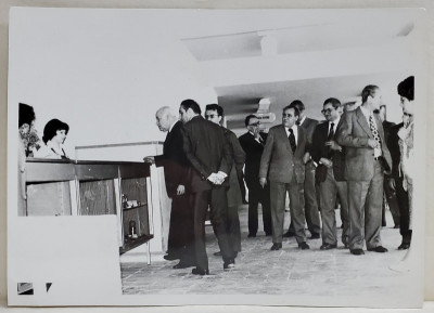 OFICIALI , POZA DE GRUP, DESCHIDEREA MAGAZINULUI I.D.M.S , SOS. COLENTINA , BLOC 64 , MAI , 1977 foto