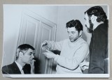 ION BESOIU SI OPERATORUL NICU STAN PRIMESC INDICATII DE LA REGIZORUL MANOLE MARCUS , IN TIMPUL FILMARILOR LA &#039; PUTEREA SI ADEVARUL &#039; , 1972, FOTOG
