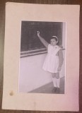 QW18 131 - Fotografie foarte veche - Eleva de clasa I la tabla - 1961