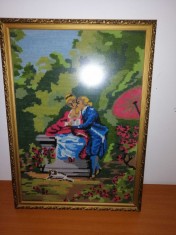 Tablou cusut Goblen vechi inramat lucrat manual pereche indragostita siluete de epoca 58x41.5 cm cu rama lemn si protectie