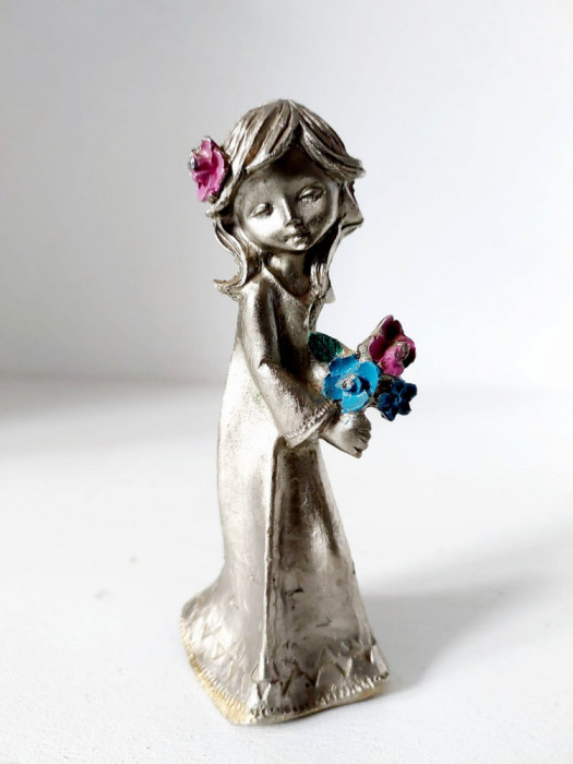 Figurina metal fetita cu flori in mana, 10cm inaltime, foarte expresiva