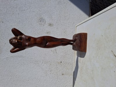Sculptură Femeia nud si batrana cu desaga cu lemne foto
