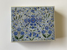 Cutie decorativă pentru bijuterii, realizată manual din h&acirc;rtie mache, cu motive florale albastre și pictată manual