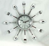 Cumpara ieftin Ceas de perete bucatarie Kitchen Clock, decor linguri si furculite, cadran sticla, polimeri