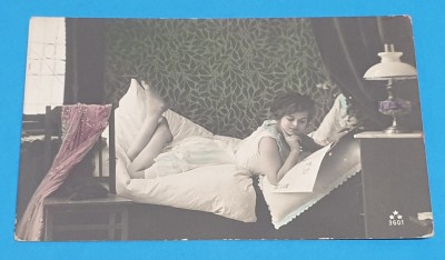 Carte Postala veche anii 1920 - Domnisoara in pat - lectura foto