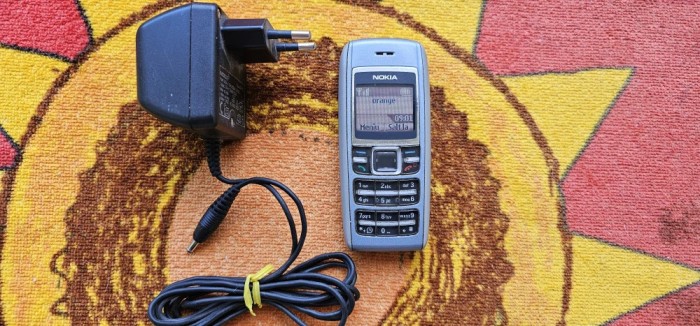 NOKIA 1600 + INCARCATOR , PROBAT IN ORANGE ,ARE DISPALY COLOR .