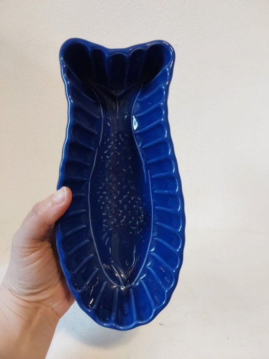 Forma ceramica peste, albastru-cobalt, cu gauri pentru agatare, 21x10x7.5cm