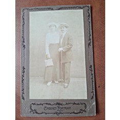 Fotografie sot si sotie, pe carton, sfarsit de secol XIX