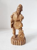 Statuetă rustică din lemn, lucrată manual, reprezent&acirc;nd un țăran cu pahar si butoi (de vin/bere)