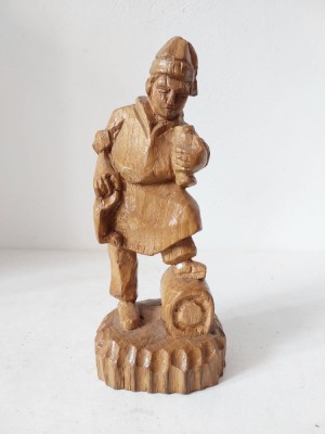 ** Statuetă rustică din lemn, lucrată manual, reprezent&amp;acirc;nd un țăran cu pahar si butoi (de vin/bere) foto