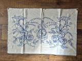 Peretar vechi rom&acirc;nesc cusut manual cu ata albastra pe p&acirc;nză (75x50 cm)