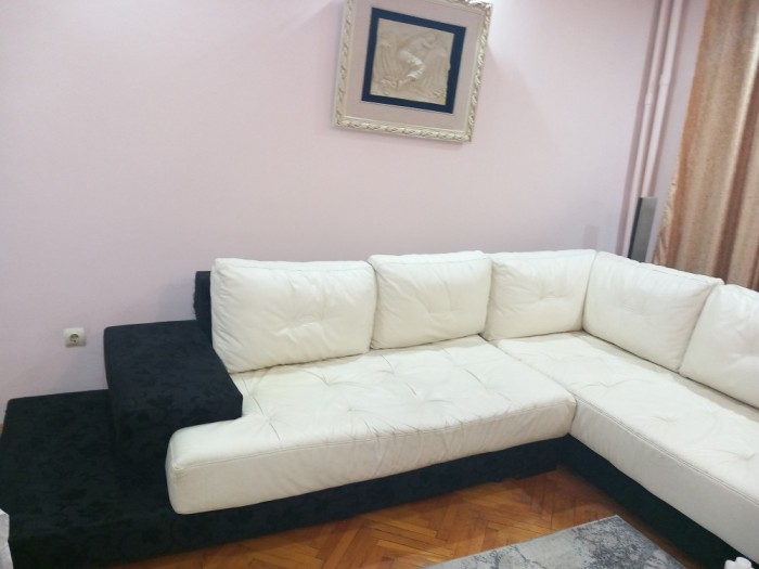 Vand canapea-coltar din piele naturala alba, in buna stare