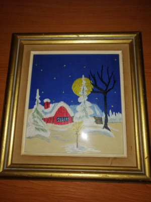Tablou cusut brodat manual broderie veche inramata pe panza albastra peisaj de iarna casa luna noapte rama lemn foto